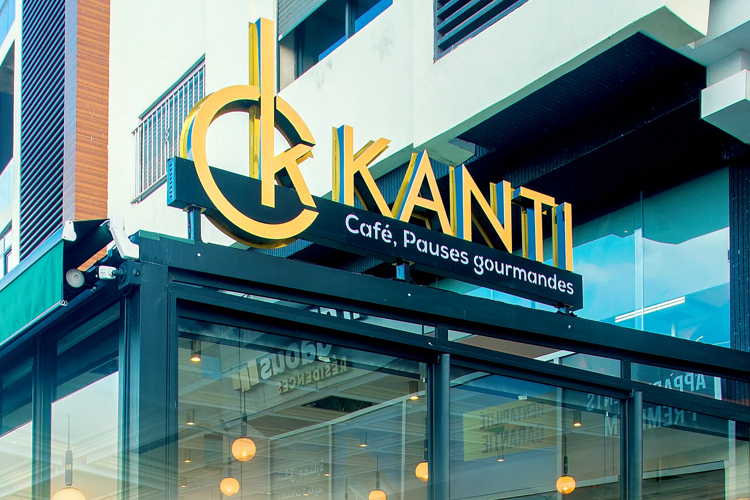 La façade de KANTI Cup à Aïn Sebaâ, son enseigne dorée et sa verrière