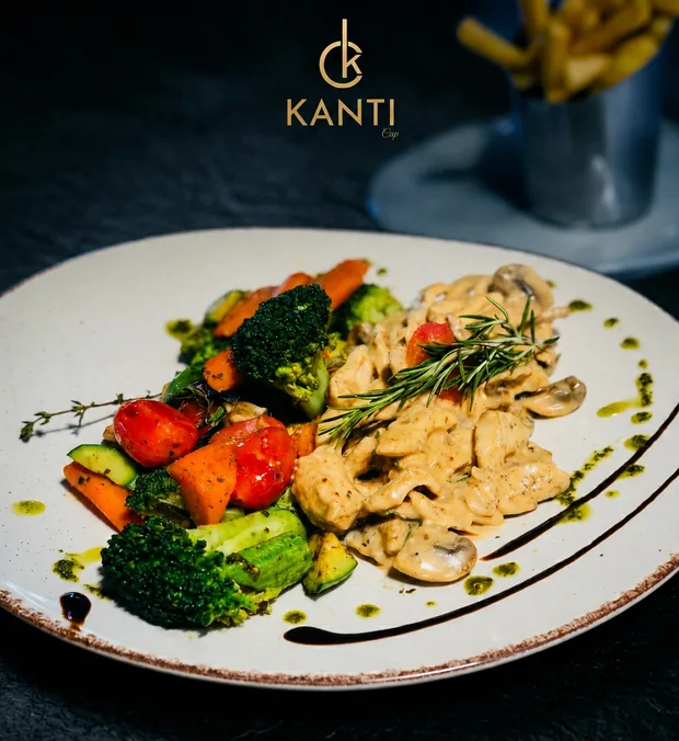 Émincé de poulet à la sauce champignons, légumes grillés et frites