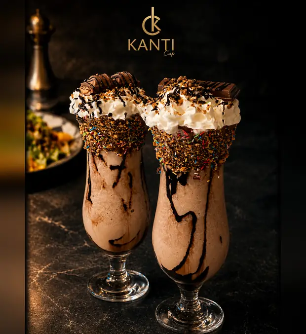 Deux milk shakes Signature au chocolat, chantilly et Kinder Bueno